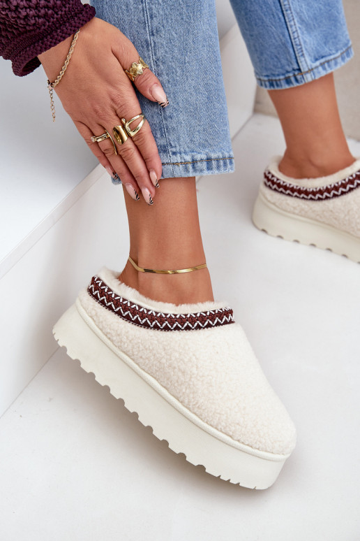 Bottes de neige Chaussons avec une plateforme avec un manteau de fourrure Typu Baranek couleur ivoire Ovirissa