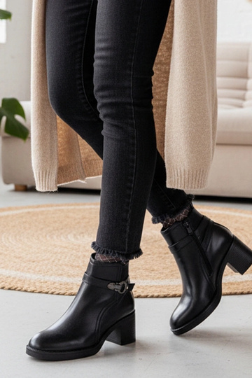 Bottines noires à talon bloc avec boucle décorative Sanada 2