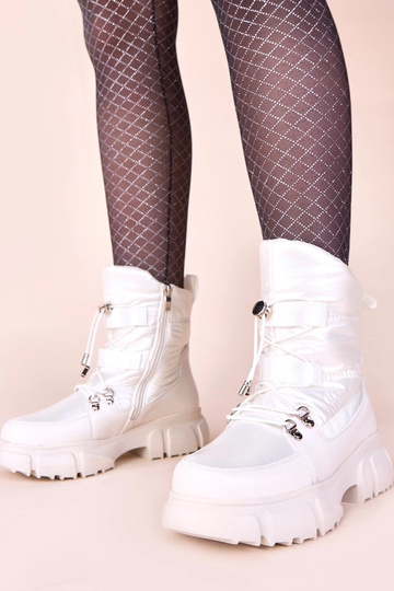 Bottes blanches enneigées...