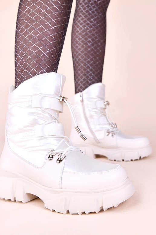 Bottes blanches enneigées avec éclat...