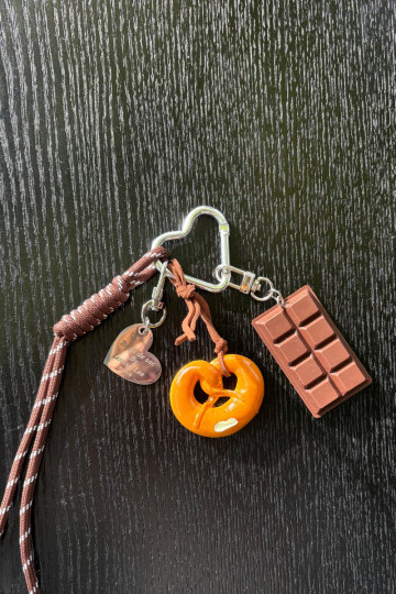 Porte-clés ou sac chocolat en forme de bretzel avec cœurs Jorine 2