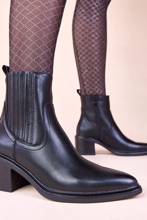 Bottines noires sur talon avec...