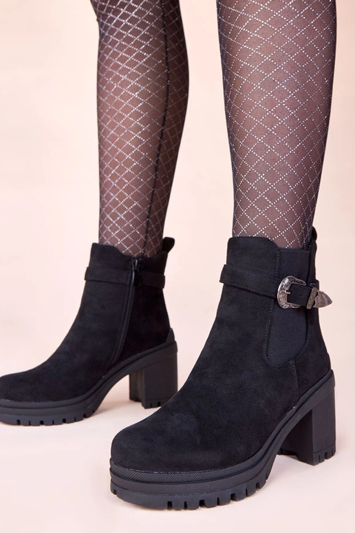 Bottines noires à talon avec boucle...