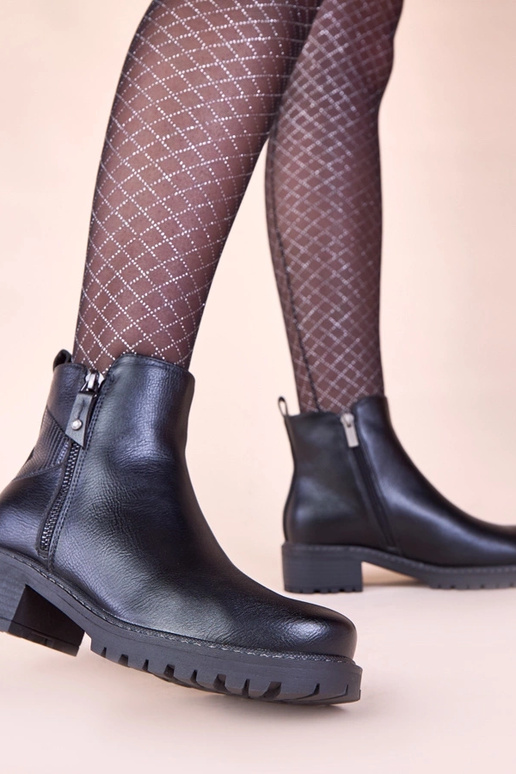 Bottines noires à talon délicat avec...