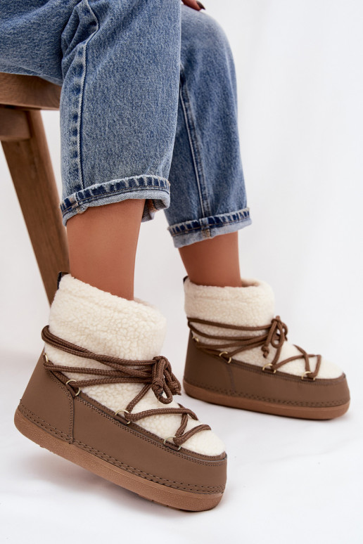 Bottes de neige Féminin avec un manteau de fourrure Typu Baranek avec des sangles beige Belira