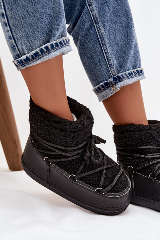 Bottes de neige Féminin avec un manteau de fourrure Typu Baranek avec des sangles couleur noire Belira