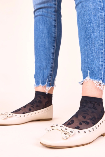 Ballerines couleur sable avec décorations en forme d'œillets et nœud Baisa