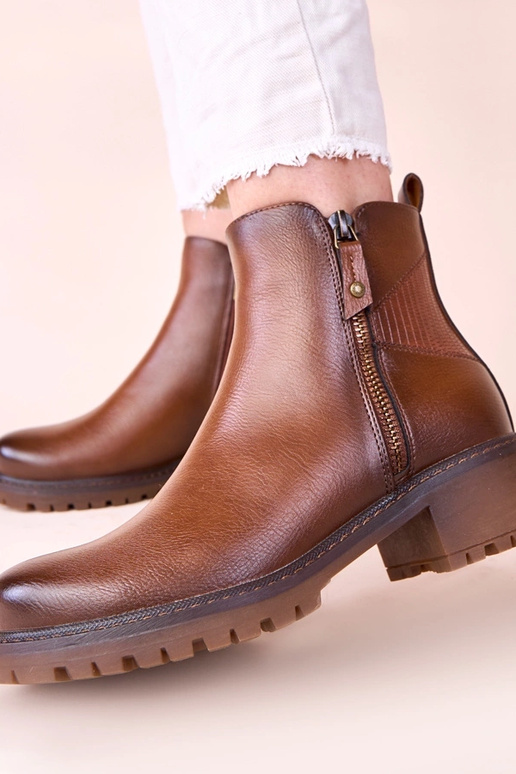 Bottines marron sur talon délicat...