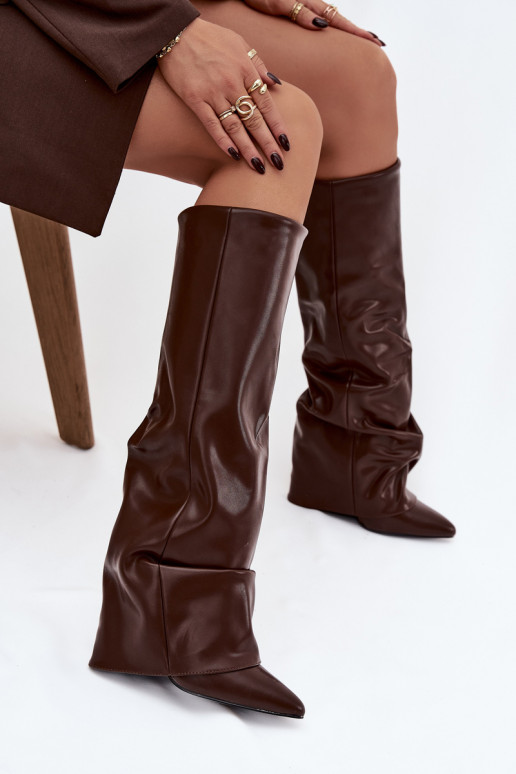 Bottes longues pour femmes en couleur chocolat avec tige enroulée sur petits talons Elivira