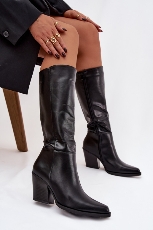 Bottes longues féminines avec talons isolées couleur noire Katelle