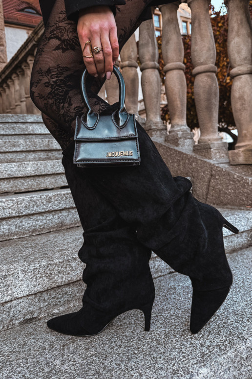 Bottes longues froncées noires isolées avec talons fins en simili daim Tai turivella