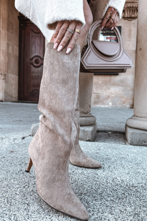 Bottes longues féminines à enfiler isolées avec talons fins couleur sable Olivienne