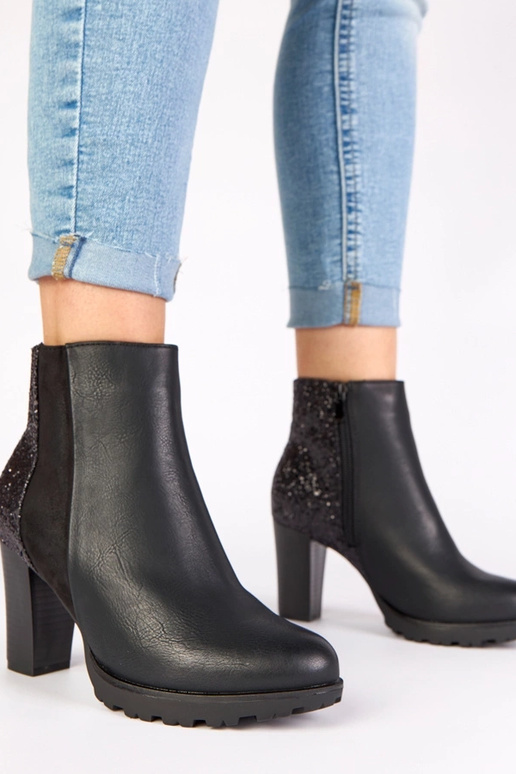 Bottines noires sur talon avec...