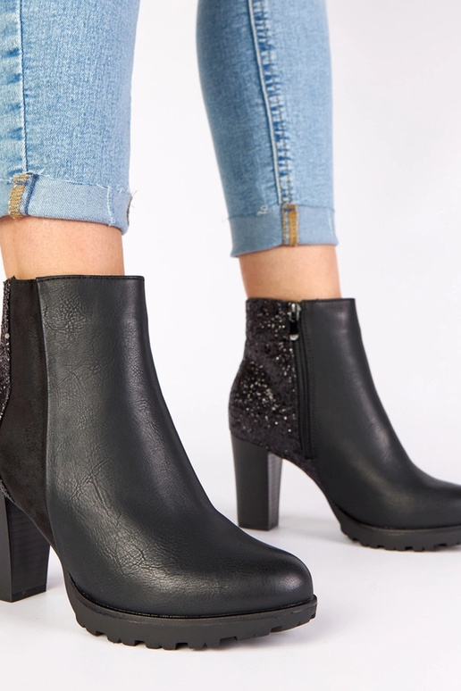 Bottines noires sur talon avec...