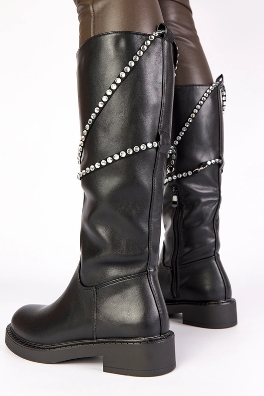 Bottes noires hautes avec un bracelet...