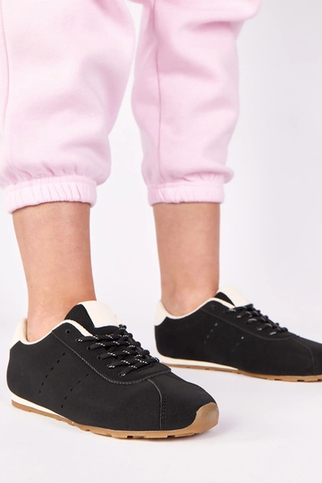 Baskets noires avec accent...