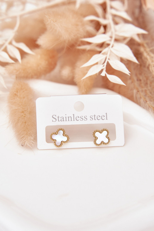 avec des détails élégantsi en acier inoxydable PerłoÀo-couleur dorée