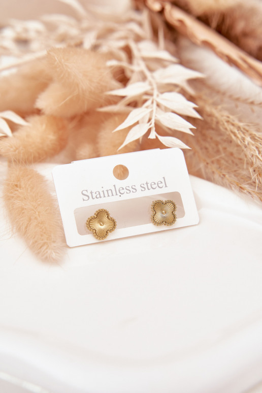 avec des détails élégantsi en acier inoxydable couleur dorée