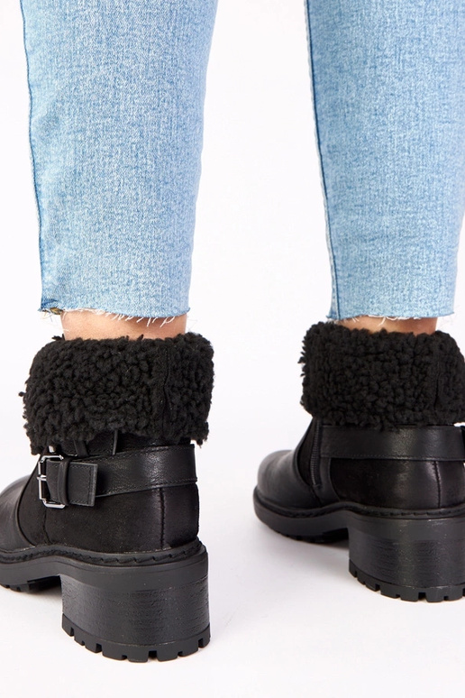 Bottines noires à talons avec tige...