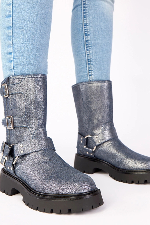 Bottines bleues ornées de boucles...