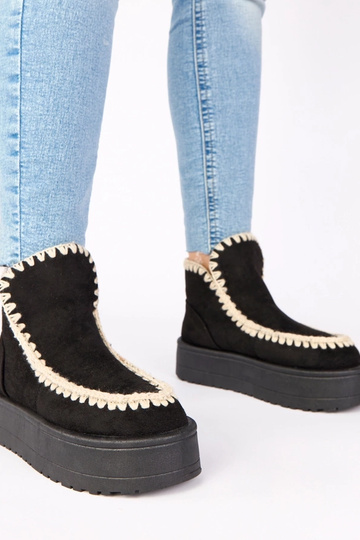 Bottes de neige noires sur...