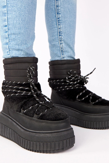 Bottes de neige noires sur...