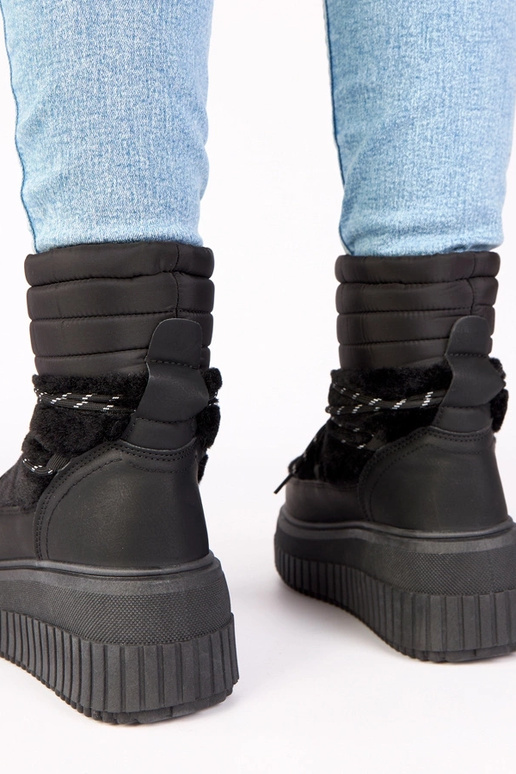 Bottes de neige noires sur plateforme...