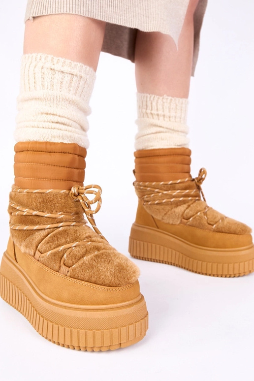 Bottes de neige marron sur plateforme...