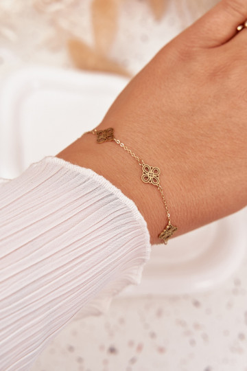 Un bracelet en acier inoxydable Avec pendentifs couleur dorée