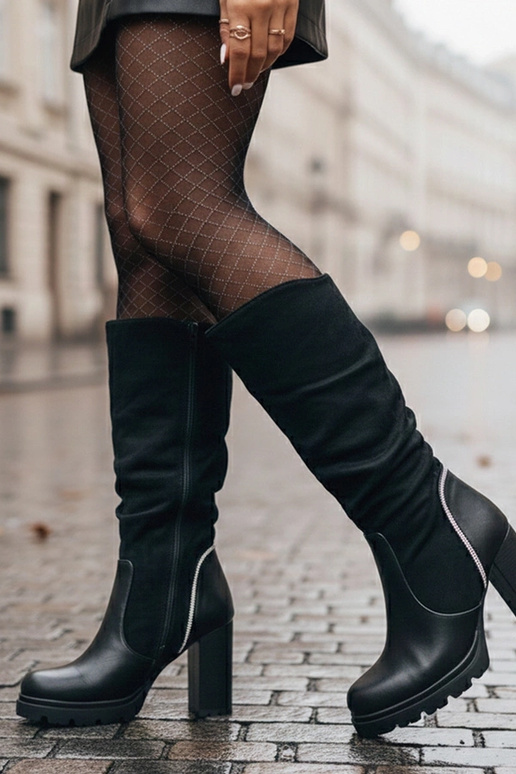 Bottines noires à talon décorées de...