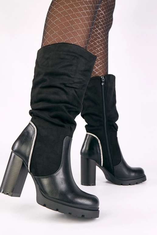 Bottines noires à talon décorées de...