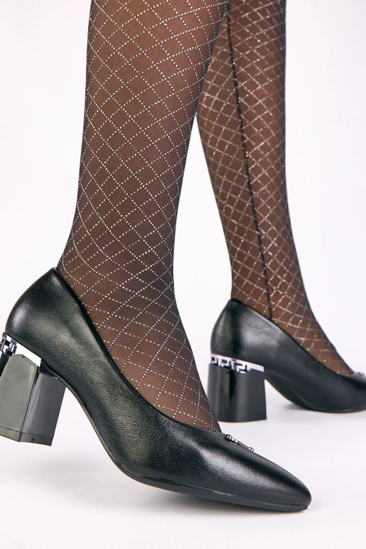 Chaussures noires à talon décoratif...