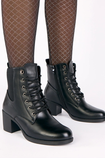 Bottines noires à talon...