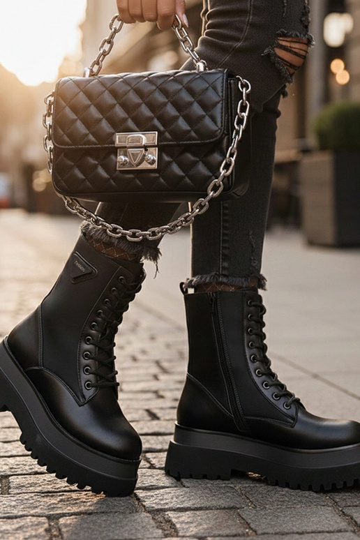 Bottines noires mates sur plateforme...