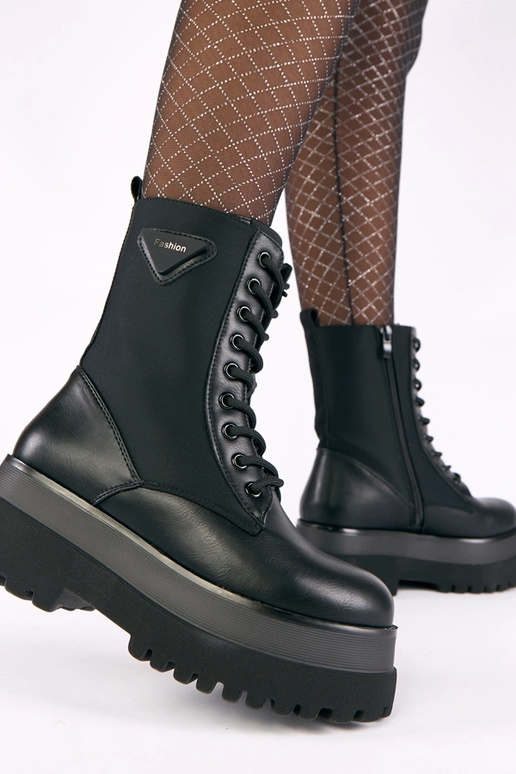 Bottines noires mates sur plateforme...