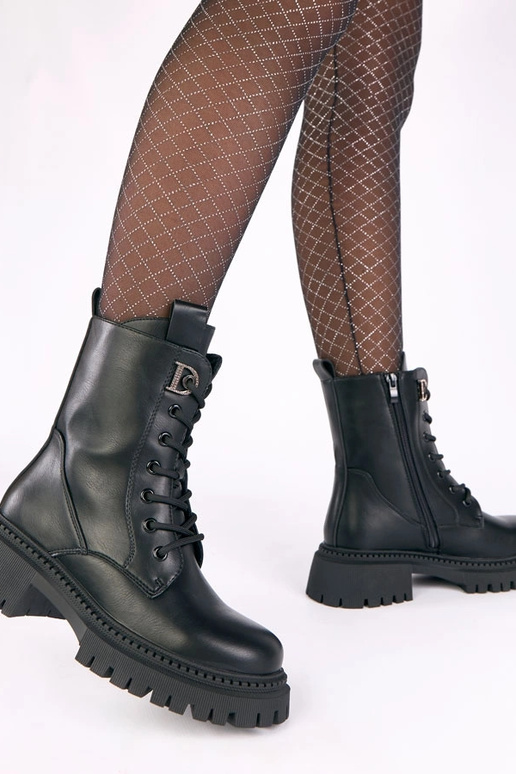 Bottines noires à plateforme ornées...