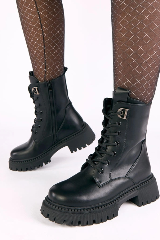 Bottines noires sur plateforme ornées...