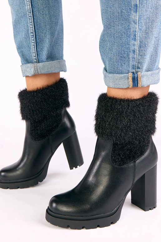 Bottes noires à talon avec tige...