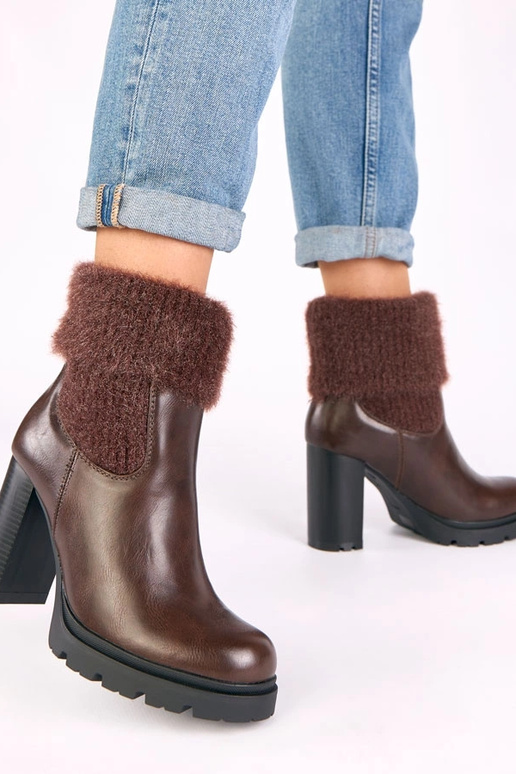 Bottes brunes à talon avec tige...
