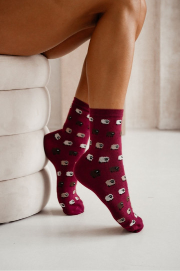 Chaussettes pour femmes avec des moutons couleur bordeaux