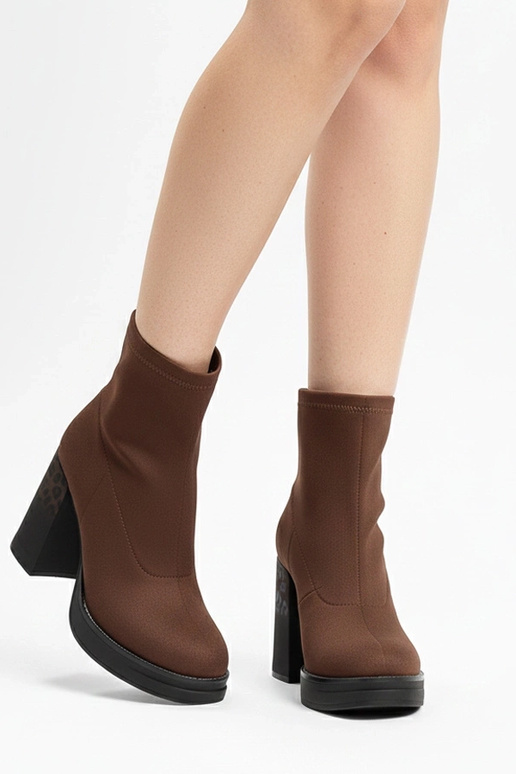 Bottines marron à talon avec motif...