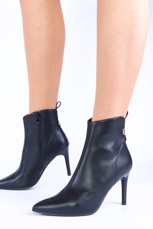 Bottines noires à talon fin avec des...