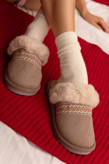 Mules Devianne couleur châtaigne avec fourrure et broderie