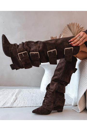 Bottes montantes en chocolat pour femmes avec talons, boucle dorée et tige évasée en daim synthétique Isave