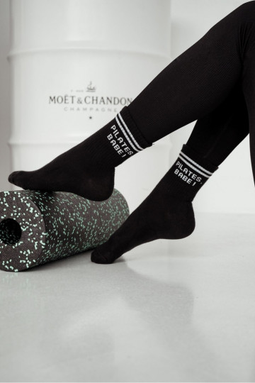 Chaussettes pour femmes avec inscription "PILATES, BABE!" couleur noire