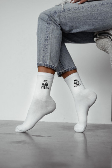 Chaussettes pour femmes avec inscription "NO BAD VIBES" couleur blanche