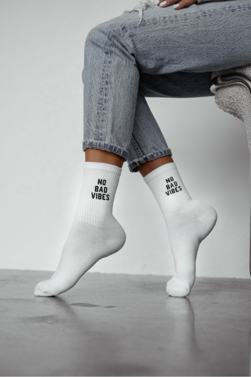 Chaussettes Féminin avec une note NO BAD VIBES couleur blanche