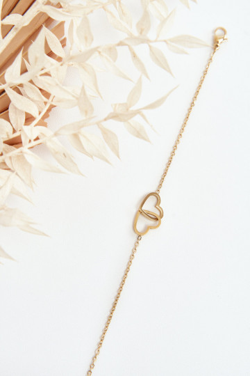 Un bracelet Avec des coeurs couleur dorée 2