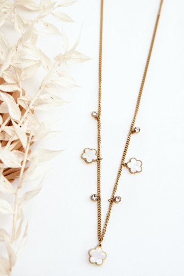 Collier féminin en maillons avec fleurs blanches couleur or