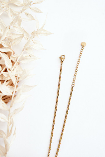 Collier féminin en maillons avec fleurs blanches couleur or 2